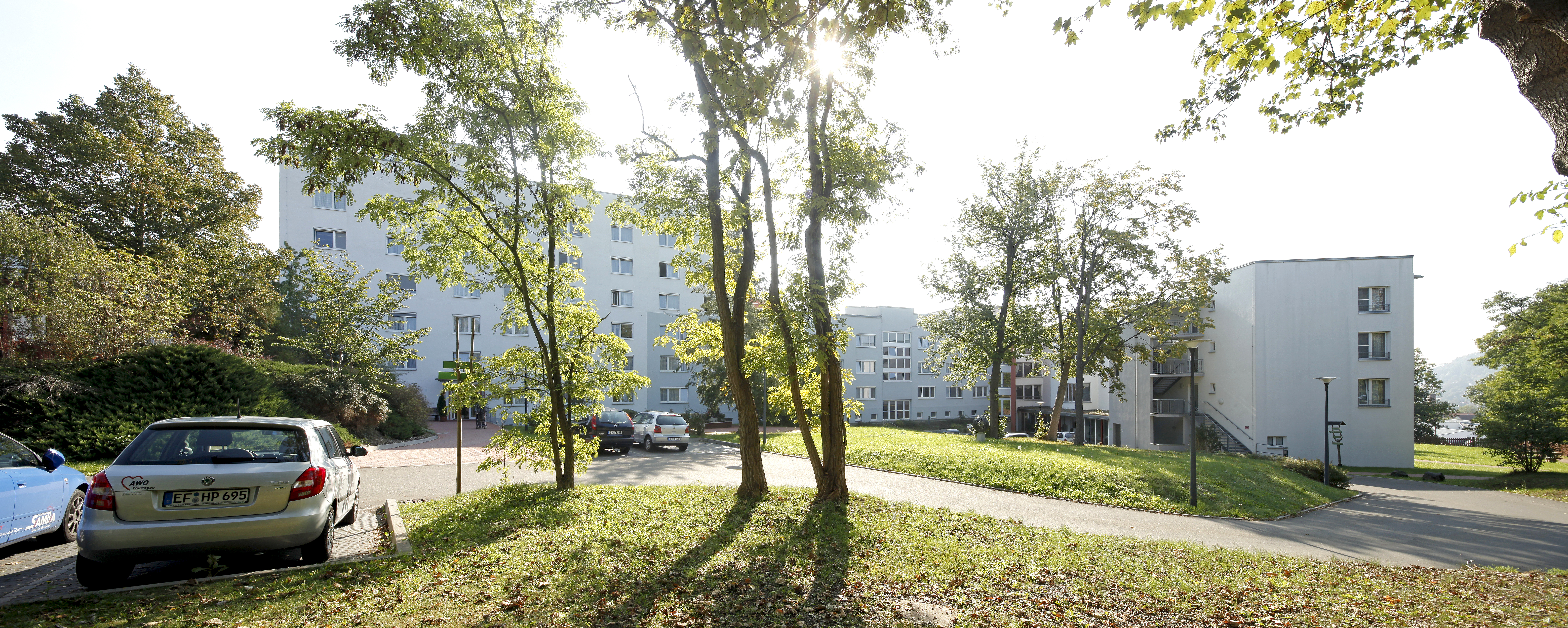 Außenansicht des Seniorenzentrums mit Bäumen und Grünflächen